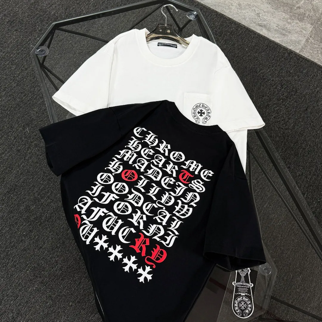 P170 Chrome Hearts 25 high-end versions. The fabric is made of 300 grams of high-density pure cotton. It does not deform or shrink. It has three labels. It is the same style for men and women. Technology: suede foaming + digital printing. Color: white, black. SIZE: S-XL.